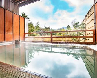 Lalaca - האקונה - בריכה