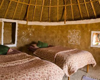 Traditionally decorated mud houses. - Jaisalmer - Bedroom