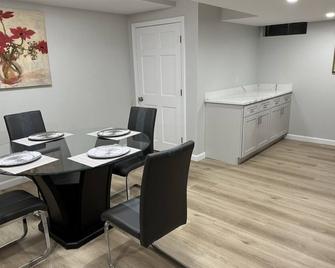 Beautiful home minutes to shopping center, mall and College of Holy Cross. - Worcester - Dining room