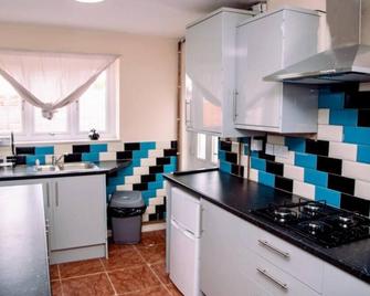Immaculate 3-Bed House in Dudley - Dudley - Kitchen