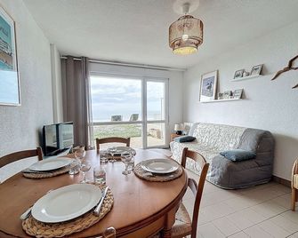 Beachfront Apartment with Terrace, Stunning Sea View, Parking & WiFi in Jullouville - Jullouville - Comedor