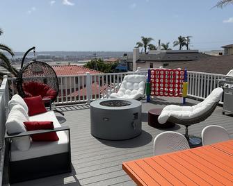 Spacious 4BR Bayview Home with Large Deck, Fire Pit & Parking - San Diego - Varanda