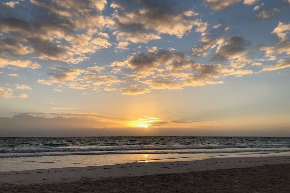 The Sugar Apple Studio 3 minute walk to the beautiful Pink Sand Beach - Dunmore Town - חוף