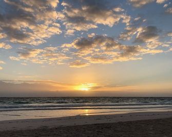 The Sugar Apple Studio 3 minute walk to the beautiful Pink Sand Beach - Dunmore Town - Beach