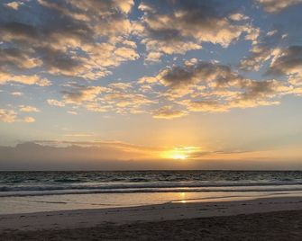 The Sugar Apple Studio 3 minute walk to the beautiful Pink Sand Beach - Dunmore Town - חוף