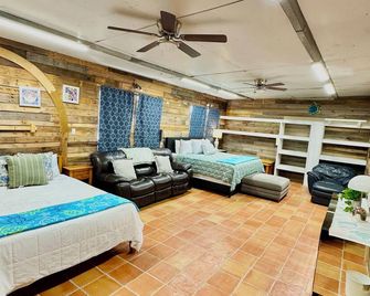 Charming 2-bedroom cabin in soothing Wimberley - Wimberley - Bedroom