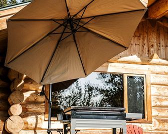 Off-Grid Cabin, Perfect for a Canadian Mountain Retreat - Hinton - Patio
