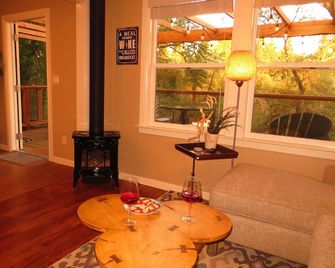 Wildlife Viewing from Creekside Deck w/Bikes In The Heart Of The Wine Country! - Sonoma - Salon