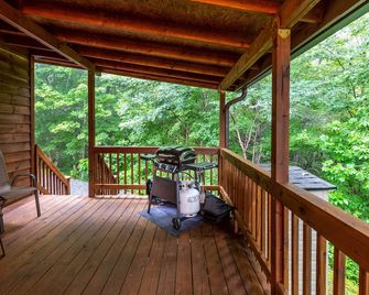 Perfectly Located Mountain Cabin with Breathtaking, Long Range Views! - Sylva - Balcony