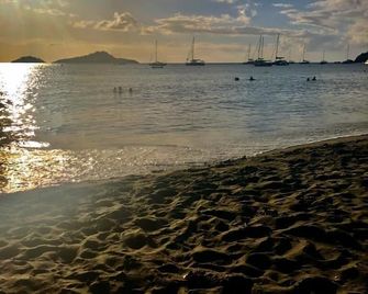 Bungalows With Swimming Pool With Breathtaking Sea And Mountain Views For 4 People Each - Bouillante - ชายหาด