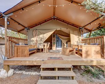 Amazing Tented Cabin with Awesome Sights in Johnson City, Texas - Johnson City - Innenhof