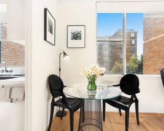 Stylish Apartment Close to Fox Studios & Paddington - Sydney - Dining room