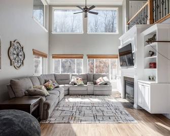 Ping pong, Arcade, Private yard w/ Mountain view! - North Salt Lake - Living room