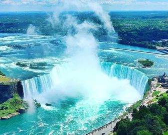 Doctors Lounge - An Executive Home in Niagara - St. Catharines