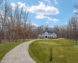 2 Br Serene & Peaceful On 4 Acres, Fairfax-Gmu - Lower Level - Fairfax - Vista del exterior