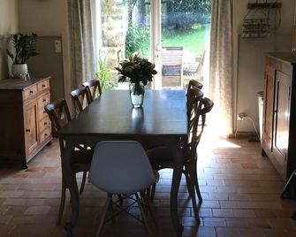 Bed & breakfast, near La Marche du Puy du Fou - La Séguinière - Comedor