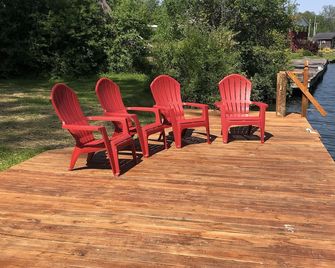 New! Rivers Edge Cabin - Waterloo - Patio