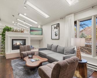 Aspen Stash Pad with Fireplace, Parking, W/D - Aspen