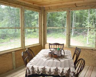 Northwoods Wisconsin Retreat!! Newly built cabin sleeps 12 comfortably. - Trego - Comedor