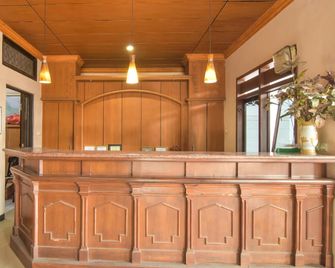 Basra Hotel & Restaurant - Tuban - Recepción