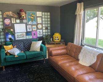 3 Bed 1 Bath house with home gym - Preston