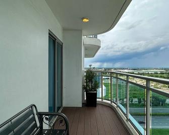 6pax Spacious condo unit and large balcony with PS5 @ Azure North Amenities View - San Fernando - Balcony