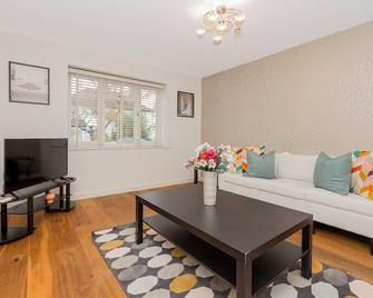 Comfy 3BR home w/parking in East London 10min tube - London - Living room