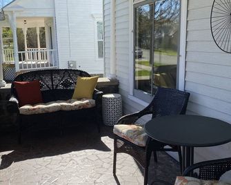 Victorian in Historic Downtown Petoskey - Multi-Family Ready! - Petoskey - Patio
