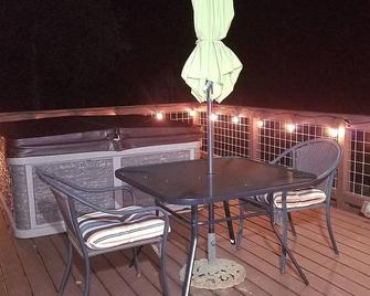 New 3-bedroom country farmhouse with bold creek and new hot tub in Gaffney! - Gaffney - Balcony