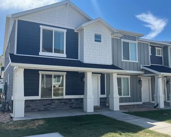 Charming Layton Townhome. Cozy home near Hill AFB, Lagoon & Snow Basin. - Layton - Gebäude