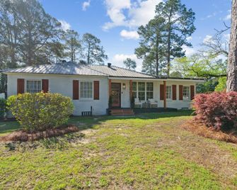 Urban Farmhouse With A Modernism Twist! 4 Bedroom Home by RedAwning - Moultrie - Building