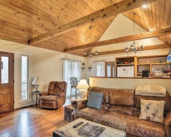 Fork Inn's Pond Cottage (2br/1bath), Hottub Option - Franklin - Living room