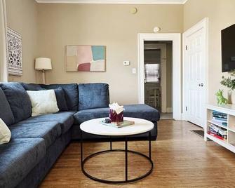 Color Pop Casas - Townhomes near Ford Center - Evansville - Living room