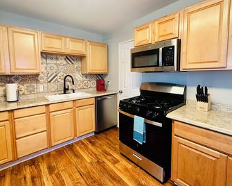 Charming 3-bedroom house with AC and WiFi near AT&T Stadium - Arlington - Kitchen