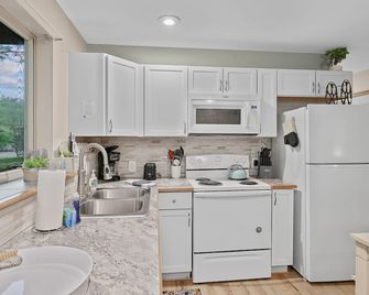 Mosinee Woodland Escape - Lower Suite - Mosinee - Cocina