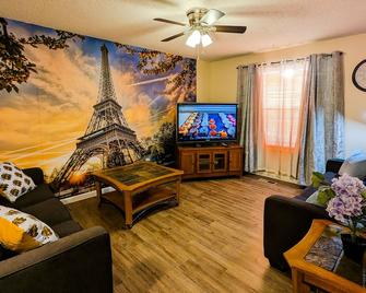 Spacious And Comfortable 3 Bedrooms House In The Heart Of Overland Park - Overland Park - Living room