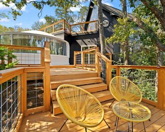 Outstanding Luxurious Dome with Mini Golf, Outdoor Bath, Sauna and Lake Views in Elgin, Texas - Elgin - Balcón