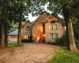 Lakeside Villa across Whisky Run Golf Club - Port Colborne - Edificio