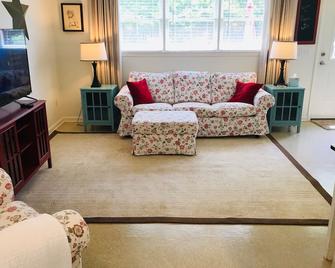 Piper's Flat, Cozy, Comfy & Sparkling Clean - Aiken - Living room