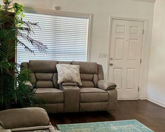 Cozy 2 Bedroom 2 Bathroom townhouse in the heart of Hoover/Pelham area - Pelham - Living room