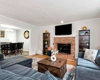 4br Cozy Family Retreat Near Mall Of Ga, Near Lake Lanier - Sleeps 10 - Suwanee - Phòng khách