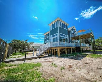 Brand New - 8 Bedroom, 4 Bathroom House With Beautiful Bay Views-- Kismet! - Bay Shore - Building
