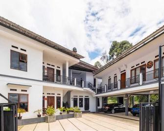 Erika Homestay Mitra RedDoorz - Lembang - Building