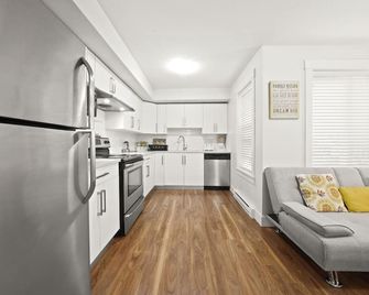 Modern yet comfy 3 bed suite in Surrey - Surrey - Kitchen