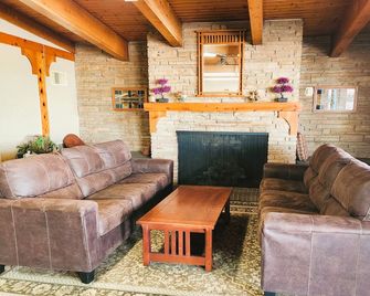Americas Best Value Inn Iola - Iola - Living room