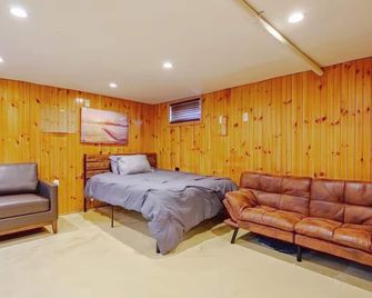 Sean's Bar - Private Apartment - Winchester - Bedroom