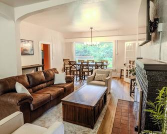 Nine Oaks Charming Retreat - Arcade Game Room - Hot Tub - Siloam Springs - Вітальня
