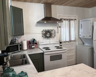 Pet friendly house with covered parking - Монро - Кухня