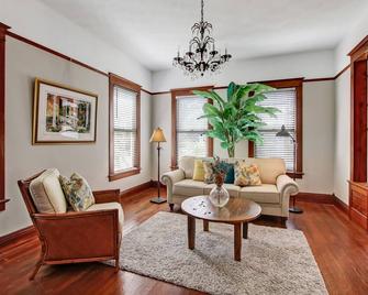 Elegant Historic Home In Quaint Downtown. Enjoy Amelia Island's Secret Season - Fernandina Beach - Living room