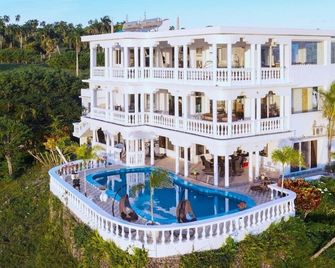 Mountain view suite with balcony, pool, sitting area, & more- close to beach! - Cabrera - Edificio